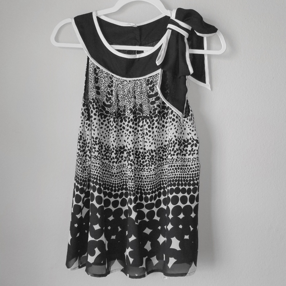 💎3/$20 SALE💎Elegant Flowy Black & White Blouse